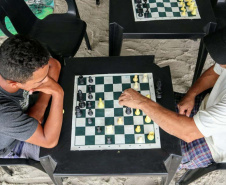 A empresa Portos do Paraná levou pela primeira vez o projeto Porto em Ação para além do continente. A comunidade beneficiada foi a de Encantadas, na Ilha do Mel. Nesta quarta-feira (4), os moradores tiveram acesso a exames clínicos e vacinação, além de corte de cabelo, aulas de xadrez, orientações sobre qualidade de vida e atividades físicas. Foto: Portos do Paraná