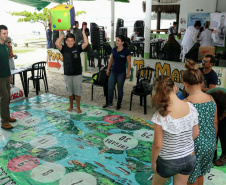 A empresa Portos do Paraná levou pela primeira vez o projeto Porto em Ação para além do continente. A comunidade beneficiada foi a de Encantadas, na Ilha do Mel. Nesta quarta-feira (4), os moradores tiveram acesso a exames clínicos e vacinação, além de corte de cabelo, aulas de xadrez, orientações sobre qualidade de vida e atividades físicas. Foto: Portos do Paraná