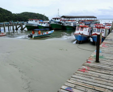 A empresa Portos do Paraná levou pela primeira vez o projeto Porto em Ação para além do continente. A comunidade beneficiada foi a de Encantadas, na Ilha do Mel. Nesta quarta-feira (4), os moradores tiveram acesso a exames clínicos e vacinação, além de corte de cabelo, aulas de xadrez, orientações sobre qualidade de vida e atividades físicas. Foto: Portos do Paraná