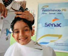 A empresa Portos do Paraná levou pela primeira vez o projeto Porto em Ação para além do continente. A comunidade beneficiada foi a de Encantadas, na Ilha do Mel. Nesta quarta-feira (4), os moradores tiveram acesso a exames clínicos e vacinação, além de corte de cabelo, aulas de xadrez, orientações sobre qualidade de vida e atividades físicas. Foto: Portos do Paraná