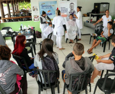 A empresa Portos do Paraná levou pela primeira vez o projeto Porto em Ação para além do continente. A comunidade beneficiada foi a de Encantadas, na Ilha do Mel. Nesta quarta-feira (4), os moradores tiveram acesso a exames clínicos e vacinação, além de corte de cabelo, aulas de xadrez, orientações sobre qualidade de vida e atividades físicas. Foto: Portos do Paraná