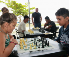 A empresa Portos do Paraná levou pela primeira vez o projeto Porto em Ação para além do continente. A comunidade beneficiada foi a de Encantadas, na Ilha do Mel. Nesta quarta-feira (4), os moradores tiveram acesso a exames clínicos e vacinação, além de corte de cabelo, aulas de xadrez, orientações sobre qualidade de vida e atividades físicas. Foto: Portos do Paraná