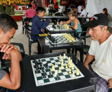 A empresa Portos do Paraná levou pela primeira vez o projeto Porto em Ação para além do continente. A comunidade beneficiada foi a de Encantadas, na Ilha do Mel. Nesta quarta-feira (4), os moradores tiveram acesso a exames clínicos e vacinação, além de corte de cabelo, aulas de xadrez, orientações sobre qualidade de vida e atividades físicas. Foto: Portos do Paraná