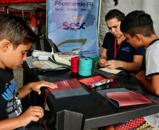 A empresa Portos do Paraná levou pela primeira vez o projeto Porto em Ação para além do continente. A comunidade beneficiada foi a de Encantadas, na Ilha do Mel. Nesta quarta-feira (4), os moradores tiveram acesso a exames clínicos e vacinação, além de corte de cabelo, aulas de xadrez, orientações sobre qualidade de vida e atividades físicas. Foto: Portos do Paraná