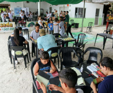 A empresa Portos do Paraná levou pela primeira vez o projeto Porto em Ação para além do continente. A comunidade beneficiada foi a de Encantadas, na Ilha do Mel. Nesta quarta-feira (4), os moradores tiveram acesso a exames clínicos e vacinação, além de corte de cabelo, aulas de xadrez, orientações sobre qualidade de vida e atividades físicas. Foto: Portos do Paraná
