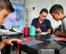A empresa Portos do Paraná levou pela primeira vez o projeto Porto em Ação para além do continente. A comunidade beneficiada foi a de Encantadas, na Ilha do Mel. Nesta quarta-feira (4), os moradores tiveram acesso a exames clínicos e vacinação, além de corte de cabelo, aulas de xadrez, orientações sobre qualidade de vida e atividades físicas. Foto: Portos do Paraná