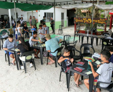 A empresa Portos do Paraná levou pela primeira vez o projeto Porto em Ação para além do continente. A comunidade beneficiada foi a de Encantadas, na Ilha do Mel. Nesta quarta-feira (4), os moradores tiveram acesso a exames clínicos e vacinação, além de corte de cabelo, aulas de xadrez, orientações sobre qualidade de vida e atividades físicas. Foto: Portos do Paraná