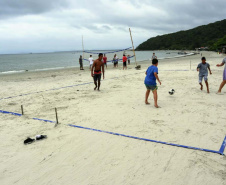 A empresa Portos do Paraná levou pela primeira vez o projeto Porto em Ação para além do continente. A comunidade beneficiada foi a de Encantadas, na Ilha do Mel. Nesta quarta-feira (4), os moradores tiveram acesso a exames clínicos e vacinação, além de corte de cabelo, aulas de xadrez, orientações sobre qualidade de vida e atividades físicas. Foto: Portos do Paraná