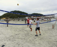 A empresa Portos do Paraná levou pela primeira vez o projeto Porto em Ação para além do continente. A comunidade beneficiada foi a de Encantadas, na Ilha do Mel. Nesta quarta-feira (4), os moradores tiveram acesso a exames clínicos e vacinação, além de corte de cabelo, aulas de xadrez, orientações sobre qualidade de vida e atividades físicas. Foto: Portos do Paraná