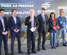 O vice-governador Darci Piana, o diretor-presidente da Companhia de Saneamento do Paraná (Sanepar), Claudio Stabile, e o vice-prefeito de Curitiba, Eduardo Pimentel, inauguraram nesta quarta-feira (4) a nova estação elevatória de água tratada e a usina fotovoltaica (energia solar) flutuante na captação do Sistema Passaúna. Foto: Sanepar