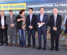 O vice-governador Darci Piana, o diretor-presidente da Companhia de Saneamento do Paraná (Sanepar), Claudio Stabile, e o vice-prefeito de Curitiba, Eduardo Pimentel, inauguraram nesta quarta-feira (4) a nova estação elevatória de água tratada e a usina fotovoltaica (energia solar) flutuante na captação do Sistema Passaúna. Foto: Sanepar