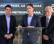 O vice-governador Darci Piana, o diretor-presidente da Companhia de Saneamento do Paraná (Sanepar), Claudio Stabile, e o vice-prefeito de Curitiba, Eduardo Pimentel, inauguraram nesta quarta-feira (4) a nova estação elevatória de água tratada e a usina fotovoltaica (energia solar) flutuante na captação do Sistema Passaúna. Foto: Sanepar