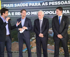 O vice-governador Darci Piana, o diretor-presidente da Companhia de Saneamento do Paraná (Sanepar), Claudio Stabile, e o vice-prefeito de Curitiba, Eduardo Pimentel, inauguraram nesta quarta-feira (4) a nova estação elevatória de água tratada e a usina fotovoltaica (energia solar) flutuante na captação do Sistema Passaúna. Foto: Sanepar