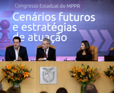 O governador Carlos Massa Ratinho Junior afirmou nesta quinta-feira (5) que a modernização do Estado passa pelo papel de fiscalização do Ministério Público do Paraná (MPPR) e pela construção de políticas conjuntas de atendimento social. Ele participou do Congresso Estadual do MPPR e de uma sessão plenária sobre planejamento estratégico do órgão, que acontecem em Curitiba.Foto Gilson Abreu/AEN