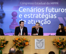 O governador Carlos Massa Ratinho Junior afirmou nesta quinta-feira (5) que a modernização do Estado passa pelo papel de fiscalização do Ministério Público do Paraná (MPPR) e pela construção de políticas conjuntas de atendimento social. Ele participou do Congresso Estadual do MPPR e de uma sessão plenária sobre planejamento estratégico do órgão, que acontecem em Curitiba.Foto Gilson Abreu/AEN