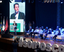 A ministra da Agricultura, Pecuária e Abastecimento, Tereza Cristina, assinou nesta sexta-feira (06), durante evento com a presença do governador Carlos Massa Ratinho Junior, instrução normativa que reforça o reconhecimento do Paraná como área livre da peste suína clássica (PSC). O documento desmembra o Estado de um grupo que era formado por 14 unidades federativas.