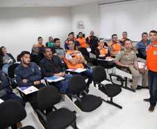 A temporada de verão leva muitos turistas para o litoral paranaense, mas também acende o alerta dos municípios com o aumento das chuvas e a possibilidade de desastres. Para preparar as cidades na prevenção e resposta rápida nessas ocorrências, a Coordenadoria Estadual de Proteção e Defesa Civil promoveu nesta sexta-feira (6), em Curitiba, uma capacitação com os coordenadores municipais de Defesa Civil das sete cidades litorâneas.Foto: Ari Dias/AEN