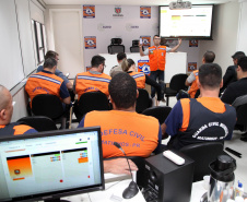 A temporada de verão leva muitos turistas para o litoral paranaense, mas também acende o alerta dos municípios com o aumento das chuvas e a possibilidade de desastres. Para preparar as cidades na prevenção e resposta rápida nessas ocorrências, a Coordenadoria Estadual de Proteção e Defesa Civil promoveu nesta sexta-feira (6), em Curitiba, uma capacitação com os coordenadores municipais de Defesa Civil das sete cidades litorâneas.Foto: Ari Dias/AEN