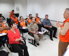 A temporada de verão leva muitos turistas para o litoral paranaense, mas também acende o alerta dos municípios com o aumento das chuvas e a possibilidade de desastres. Para preparar as cidades na prevenção e resposta rápida nessas ocorrências, a Coordenadoria Estadual de Proteção e Defesa Civil promoveu nesta sexta-feira (6), em Curitiba, uma capacitação com os coordenadores municipais de Defesa Civil das sete cidades litorâneas.Foto: Ari Dias/AEN