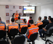 A temporada de verão leva muitos turistas para o litoral paranaense, mas também acende o alerta dos municípios com o aumento das chuvas e a possibilidade de desastres. Para preparar as cidades na prevenção e resposta rápida nessas ocorrências, a Coordenadoria Estadual de Proteção e Defesa Civil promoveu nesta sexta-feira (6), em Curitiba, uma capacitação com os coordenadores municipais de Defesa Civil das sete cidades litorâneas.Foto: Ari Dias/AEN