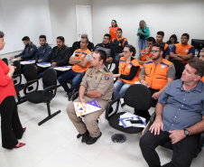 A temporada de verão leva muitos turistas para o litoral paranaense, mas também acende o alerta dos municípios com o aumento das chuvas e a possibilidade de desastres. Para preparar as cidades na prevenção e resposta rápida nessas ocorrências, a Coordenadoria Estadual de Proteção e Defesa Civil promoveu nesta sexta-feira (6), em Curitiba, uma capacitação com os coordenadores municipais de Defesa Civil das sete cidades litorâneas.Foto: Ari Dias/AEN