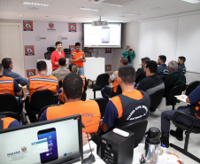 A temporada de verão leva muitos turistas para o litoral paranaense, mas também acende o alerta dos municípios com o aumento das chuvas e a possibilidade de desastres. Para preparar as cidades na prevenção e resposta rápida nessas ocorrências, a Coordenadoria Estadual de Proteção e Defesa Civil promoveu nesta sexta-feira (6), em Curitiba, uma capacitação com os coordenadores municipais de Defesa Civil das sete cidades litorâneas.Foto: Ari Dias/AEN