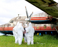 A Polícia Científica do Paraná realizou quinta-feira (5), no Aeroporto Internacional Afonso Pena, em São José dos Pinhais, um simulado para avaliação das práticas abordadas no curso de Perícia em Local de Desastres em Massa - Identificação de Vítimas de Desastres (DVI). A aula em campo contou com o apoio da Infraero e do grupo Tigre da Polícia Civil. O curso foi encerrado na manhã desta sexta-feira (06).Foto:SESP