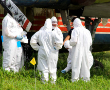 A Polícia Científica do Paraná realizou quinta-feira (5), no Aeroporto Internacional Afonso Pena, em São José dos Pinhais, um simulado para avaliação das práticas abordadas no curso de Perícia em Local de Desastres em Massa - Identificação de Vítimas de Desastres (DVI). A aula em campo contou com o apoio da Infraero e do grupo Tigre da Polícia Civil. O curso foi encerrado na manhã desta sexta-feira (06).Foto:SESP