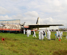 A Polícia Científica do Paraná realizou quinta-feira (5), no Aeroporto Internacional Afonso Pena, em São José dos Pinhais, um simulado para avaliação das práticas abordadas no curso de Perícia em Local de Desastres em Massa - Identificação de Vítimas de Desastres (DVI). A aula em campo contou com o apoio da Infraero e do grupo Tigre da Polícia Civil. O curso foi encerrado na manhã desta sexta-feira (06).Foto:SESP