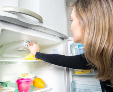 Não é só o aparelho de ar-condicionado que trabalha mais nos meses de calor. Os refrigeradores também exigem cuidado para que seu uso nos meses de calor não pese na conta de luz. O consumo mensal dos equipamentos avaliados pelo Inmetro no Programa Brasileiro de Etiquetagem chega a 85 kWh (quilowatt-hora), o que representa 51% do consumo médio residencial paranaense.