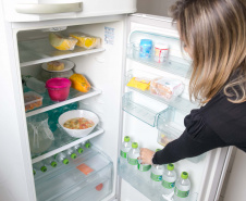 Não é só o aparelho de ar-condicionado que trabalha mais nos meses de calor. Os refrigeradores também exigem cuidado para que seu uso nos meses de calor não pese na conta de luz. O consumo mensal dos equipamentos avaliados pelo Inmetro no Programa Brasileiro de Etiquetagem chega a 85 kWh (quilowatt-hora), o que representa 51% do consumo médio residencial paranaense.