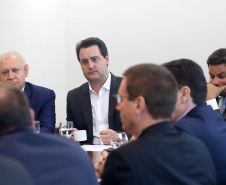 O governador Carlos Massa Ratinho Junior conheceu nesta segunda-feira (09) o projeto de construção do Aeroporto Regional do Sudoeste. Prefeitos, empresários e representantes da região apresentaram, em reunião no Palácio Iguaçu, detalhes do terminal que seria erguido em Renascença.Foto:Jaelson Lucas / AEN