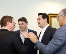 O governador Carlos Massa Ratinho Junior conheceu nesta segunda-feira (09) o projeto de construção do Aeroporto Regional do Sudoeste. Prefeitos, empresários e representantes da região apresentaram, em reunião no Palácio Iguaçu, detalhes do terminal que seria erguido em Renascença.Foto:Jaelson Lucas / AEN