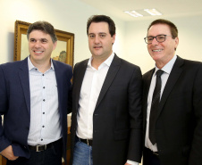 O governador Carlos Massa Ratinho Junior conheceu nesta segunda-feira (09) o projeto de construção do Aeroporto Regional do Sudoeste. Prefeitos, empresários e representantes da região apresentaram, em reunião no Palácio Iguaçu, detalhes do terminal que seria erguido em Renascença.Foto:Jaelson Lucas / AEN