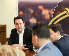 10/12/2019 - O governador Carlos Massa Ratinho Junior e o diretor-presidente da Passaredo Linhas Aéreas, Eduardo Bush, formalizam nesta terça-feira (10) um acordo para que a companhia passe a operar linhas regulares no Paraná.Foto Gilson Abreu/AEN
