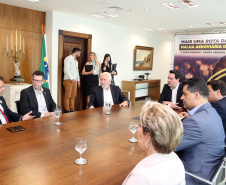 10/12/2019 - O governador Carlos Massa Ratinho Junior e o diretor-presidente da Passaredo Linhas Aéreas, Eduardo Bush, formalizam nesta terça-feira (10) um acordo para que a companhia passe a operar linhas regulares no Paraná.Foto Gilson Abreu/AEN