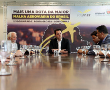 10/12/2019 - O governador Carlos Massa Ratinho Junior e o diretor-presidente da Passaredo Linhas Aéreas, Eduardo Bush, formalizam nesta terça-feira (10) um acordo para que a companhia passe a operar linhas regulares no Paraná.Foto Gilson Abreu/AEN