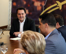 10/12/2019 - O governador Carlos Massa Ratinho Junior e o diretor-presidente da Passaredo Linhas Aéreas, Eduardo Bush, formalizam nesta terça-feira (10) um acordo para que a companhia passe a operar linhas regulares no Paraná.Foto Gilson Abreu/AEN