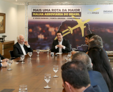10/12/2019 - O governador Carlos Massa Ratinho Junior e o diretor-presidente da Passaredo Linhas Aéreas, Eduardo Bush, formalizam nesta terça-feira (10) um acordo para que a companhia passe a operar linhas regulares no Paraná.Foto Gilson Abreu/AEN