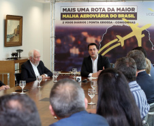 10/12/2019 - O governador Carlos Massa Ratinho Junior e o diretor-presidente da Passaredo Linhas Aéreas, Eduardo Bush, formalizam nesta terça-feira (10) um acordo para que a companhia passe a operar linhas regulares no Paraná.Foto Gilson Abreu/AEN