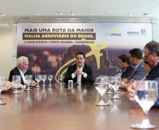 10/12/2019 - O governador Carlos Massa Ratinho Junior e o diretor-presidente da Passaredo Linhas Aéreas, Eduardo Bush, formalizam nesta terça-feira (10) um acordo para que a companhia passe a operar linhas regulares no Paraná.Foto Gilson Abreu/AEN