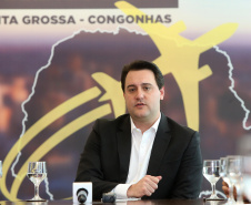 10/12/2019 - O governador Carlos Massa Ratinho Junior e o diretor-presidente da Passaredo Linhas Aéreas, Eduardo Bush, formalizam nesta terça-feira (10) um acordo para que a companhia passe a operar linhas regulares no Paraná.Foto Gilson Abreu/AEN