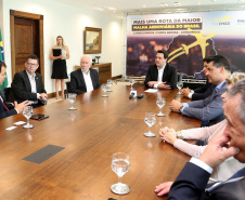 10/12/2019 - O governador Carlos Massa Ratinho Junior e o diretor-presidente da Passaredo Linhas Aéreas, Eduardo Bush, formalizam nesta terça-feira (10) um acordo para que a companhia passe a operar linhas regulares no Paraná.Foto Gilson Abreu/AEN