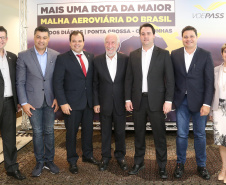 10/12/2019 - O governador Carlos Massa Ratinho Junior e o diretor-presidente da Passaredo Linhas Aéreas, Eduardo Bush, formalizam nesta terça-feira (10) um acordo para que a companhia passe a operar linhas regulares no Paraná.Foto Gilson Abreu/AEN