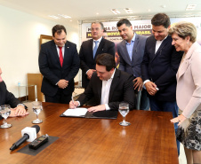 10/12/2019 - O governador Carlos Massa Ratinho Junior e o diretor-presidente da Passaredo Linhas Aéreas, Eduardo Bush, formalizam nesta terça-feira (10) um acordo para que a companhia passe a operar linhas regulares no Paraná.Foto Gilson Abreu/AEN