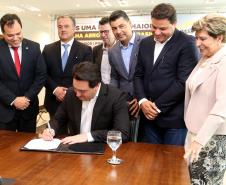 10/12/2019 - O governador Carlos Massa Ratinho Junior e o diretor-presidente da Passaredo Linhas Aéreas, Eduardo Bush, formalizam nesta terça-feira (10) um acordo para que a companhia passe a operar linhas regulares no Paraná.Foto Gilson Abreu/AEN