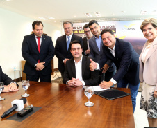 10/12/2019 - O governador Carlos Massa Ratinho Junior e o diretor-presidente da Passaredo Linhas Aéreas, Eduardo Bush, formalizam nesta terça-feira (10) um acordo para que a companhia passe a operar linhas regulares no Paraná.Foto Gilson Abreu/AEN