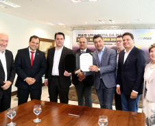 10/12/2019 - O governador Carlos Massa Ratinho Junior e o diretor-presidente da Passaredo Linhas Aéreas, Eduardo Bush, formalizam nesta terça-feira (10) um acordo para que a companhia passe a operar linhas regulares no Paraná.Foto Gilson Abreu/AEN