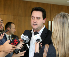 10/12/2019 - O governador Carlos Massa Ratinho Junior e o diretor-presidente da Passaredo Linhas Aéreas, Eduardo Bush, formalizam nesta terça-feira (10) um acordo para que a companhia passe a operar linhas regulares no Paraná.Foto Gilson Abreu/AEN