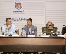 O Paraná prepara para a próxima semana o lançamento de uma força-tarefa de combate à dengue em todo o Estado. As ações foram definidas nesta quinta-feira (12) em reunião no Palácio Iguaçu entre o chefe da Casa Civil, Guto Silva, e os demais integrantes do secretariado, autarquias e empresas públicas estaduais. Está previsto a criação de um grupo permanente contra a proliferação da doença..Foto Gilson Abreu/AEN